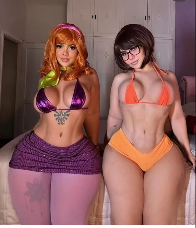 Velma and Daphne Victoria Matos and Gracie Bon Scooby doo free  