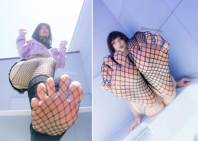 Hinata showing off her soles cosplay by Aery Tiefling [self]