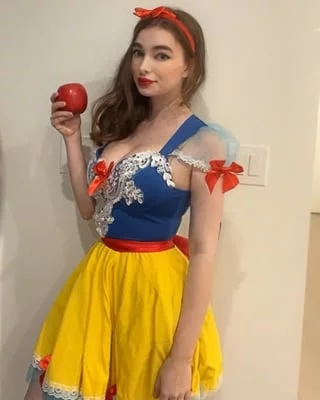 Snow White by Realprettyangel