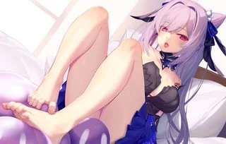 Kequing's juicy thighs and feet that are ready to give a footjob