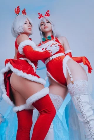 Christmas is coming! 2B and A2 cosplay by Yuna Kairi and Juk