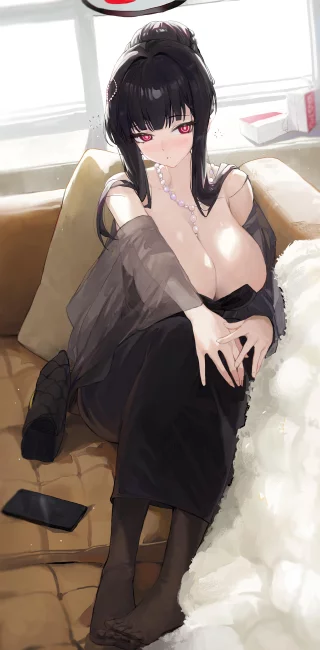 Rio sitting on couch (蒹葭 / xxiorng5)