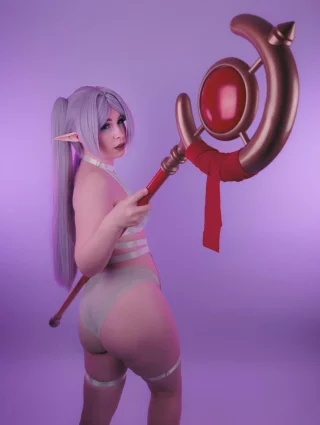 Frieren Cosplay (by lynxi.uwu)